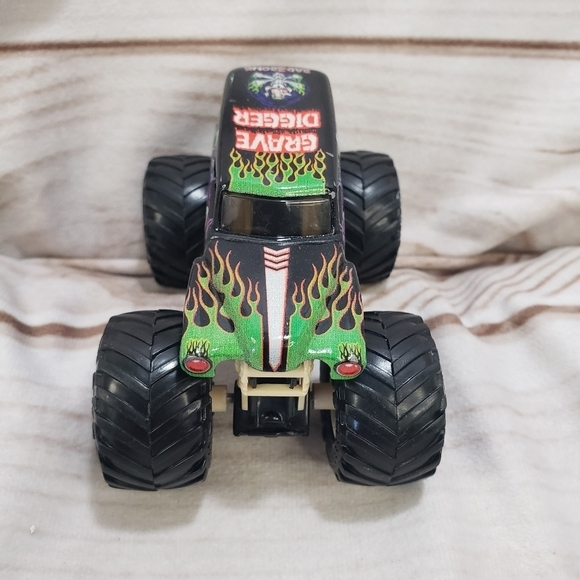 Hot Wheels Monster Jam Grave Digger & Calavera Diecast Trucks 4 Inch 2022 - Picture 8 of 12